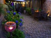 Rebstöckel G&auml;stehaus &amp; Vinothek - abendliche Stimmung im Innenhof